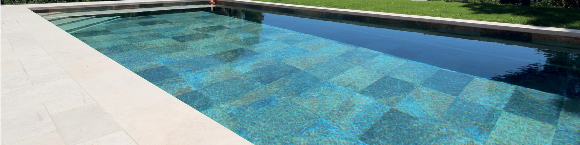 Quel carrelage choisir pour une piscine moderne