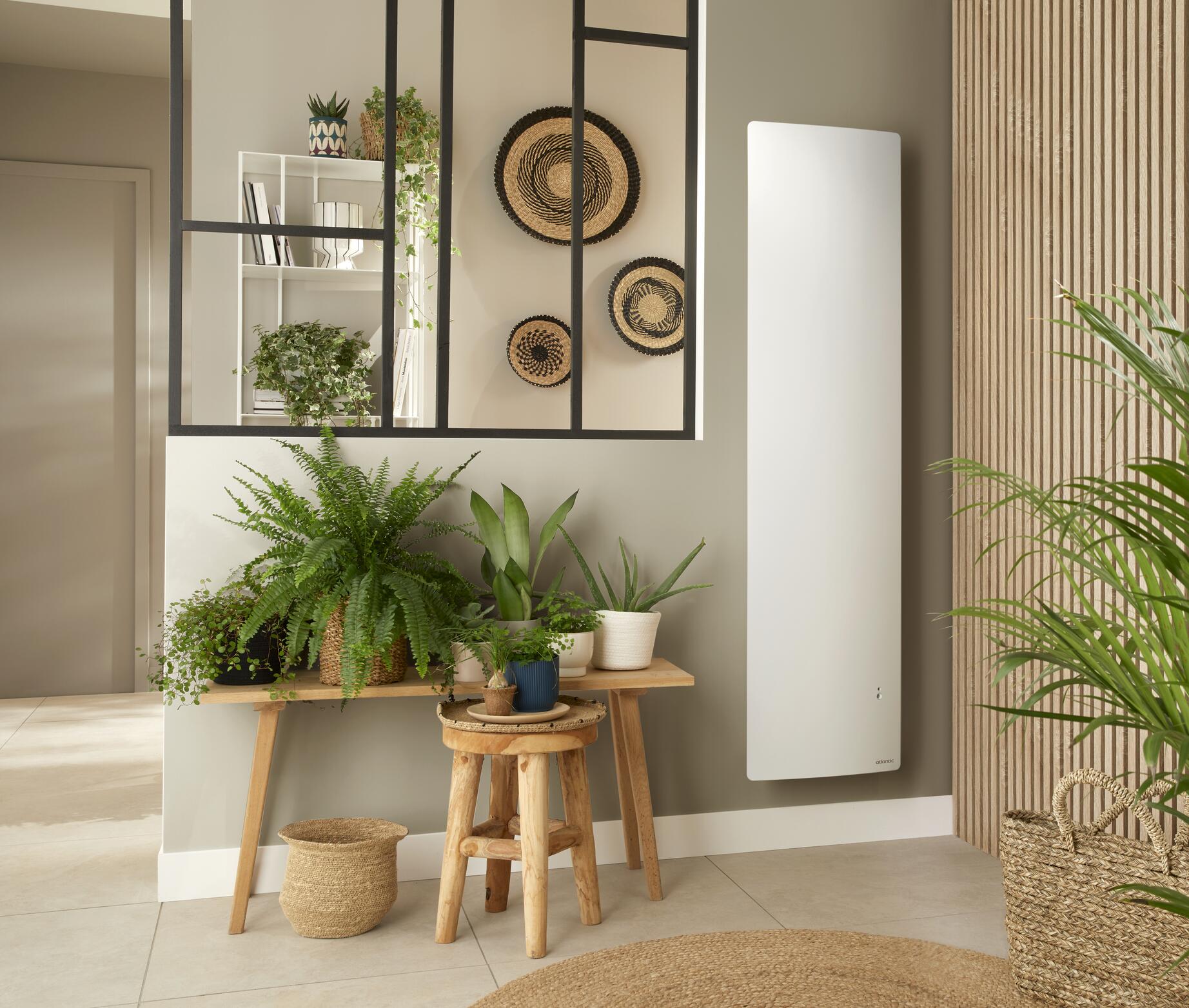 Salle de bain moderne et bien décorée, sèche-serviette visible 